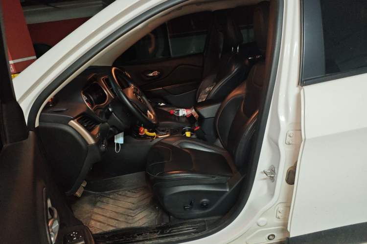 Used Jeep Cherokee 2016 2.4L 75th Anniversary Edition Left Front Seat