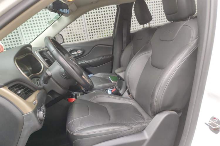 Used Jeep Cherokee 2016 2.0L Superior Edition Left Front Seat