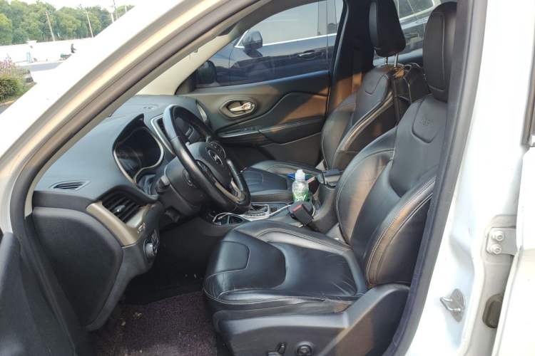 Used Jeep Cherokee 2016 2.4L Leading Edition Left Front Seat