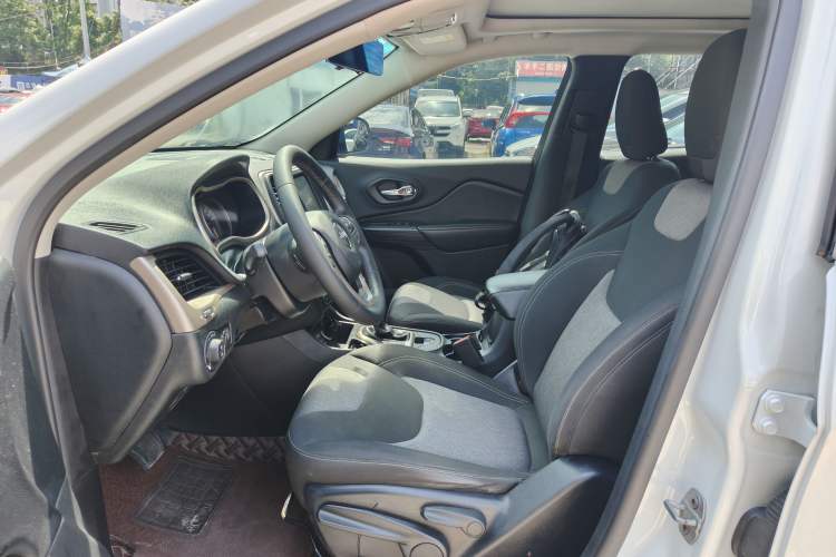 Used Jeep Cherokee 2016 2.0L Smart Version Left Front Seat