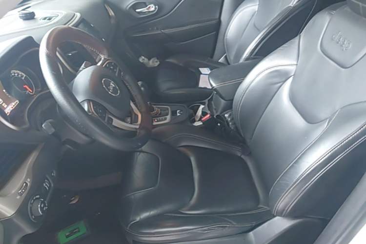 Used Jeep Cherokee 2016 2.4L Superior Edition Left Front Seat