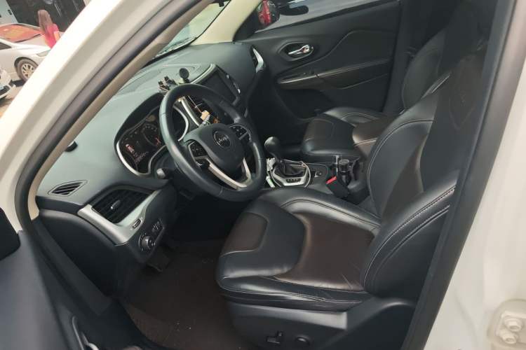 Used Jeep Cherokee 2016 2.4L Leading Smart Version Left Front Seat