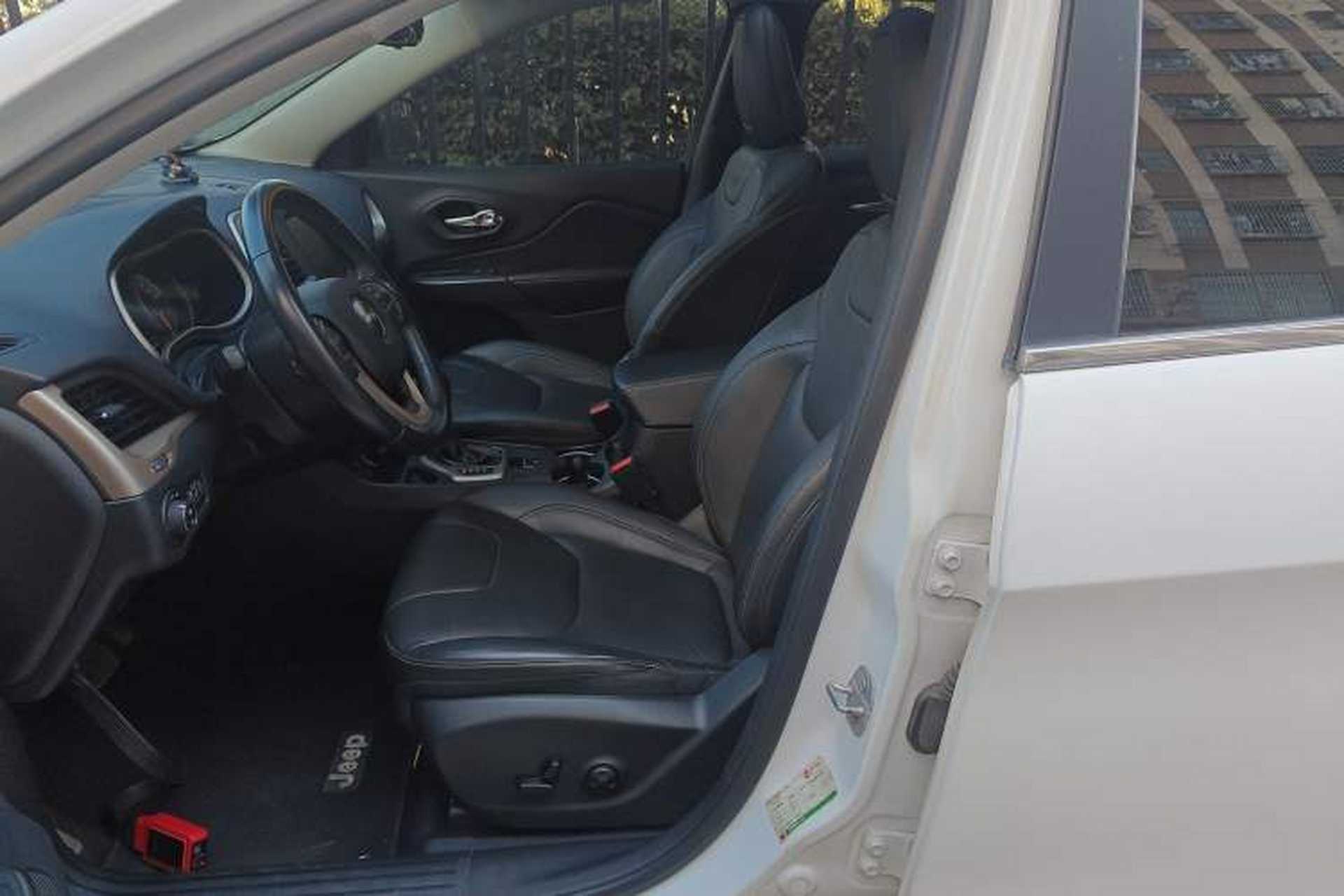 Used Jeep Cherokee 2016 2.0L Superior Edition Left Front Seat