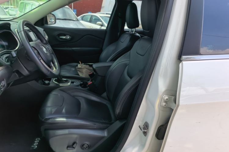 Used Jeep Cherokee 2016 2.4L Professional Edition Left Front Seat