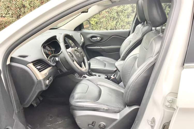 Used Jeep Cherokee 2016 2.0L Superior Edition Left Front Seat
