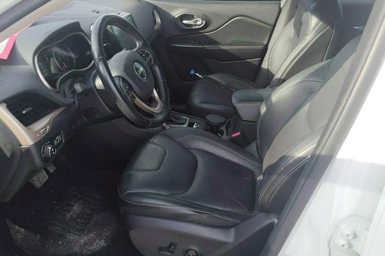 Used Jeep Cherokee 2016 2.4L Professional Edition Left Front Seat