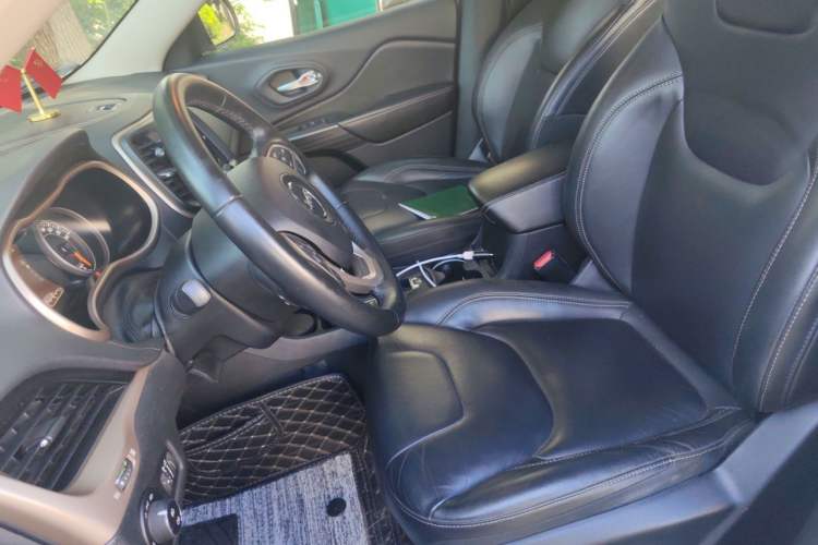 Used Jeep Cherokee 2016 2.0L Superior Edition Left Front Seat