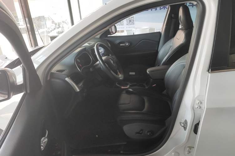 Used Jeep Cherokee 2016 2.4L Leading Edition Left Front Seat