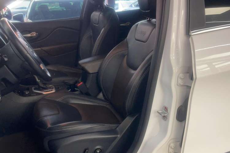 Used Jeep Cherokee 2016 2.4L Superior Edition Left Front Seat