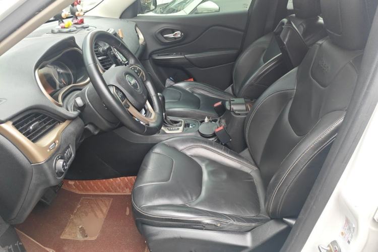 Used Jeep Cherokee 2016 2.0L Superior Edition Left Front Seat