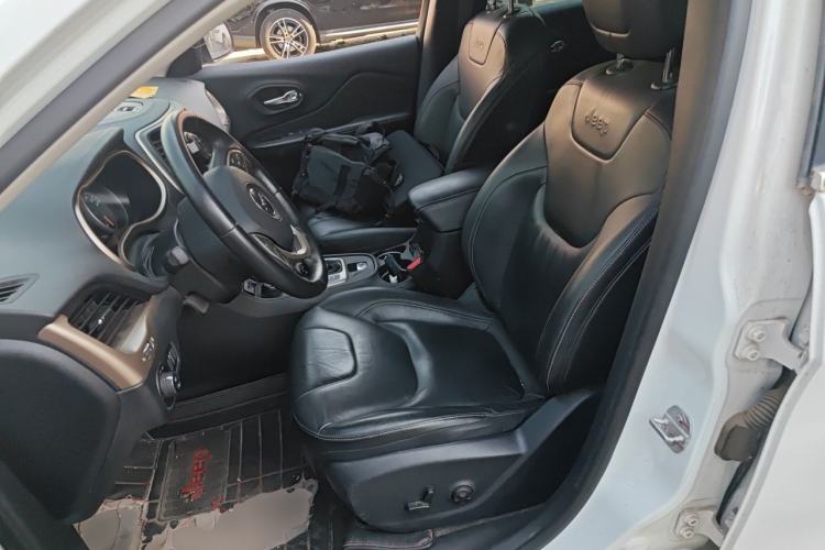 Used Jeep Cherokee 2016 2.4L Professional Smart Version Left Front Seat