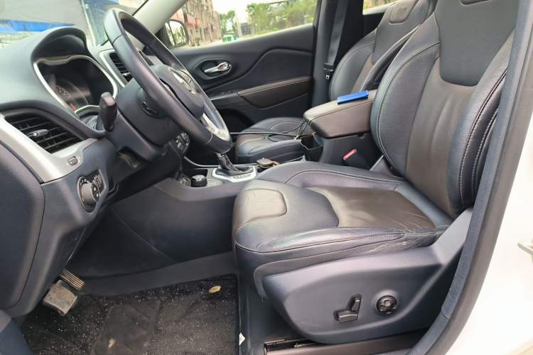 Used Jeep Cherokee 2016 2.4L Professional Smart Version Left Front Seat