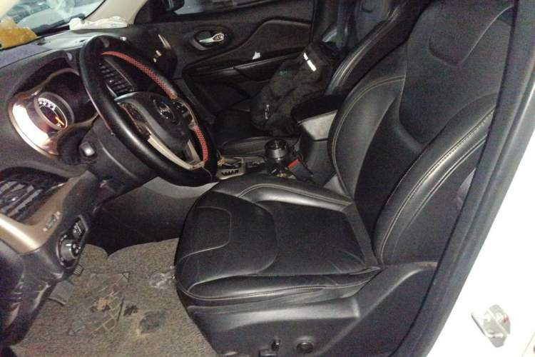 Used Jeep Cherokee 2016 2.0L Superior Edition Left Front Seat