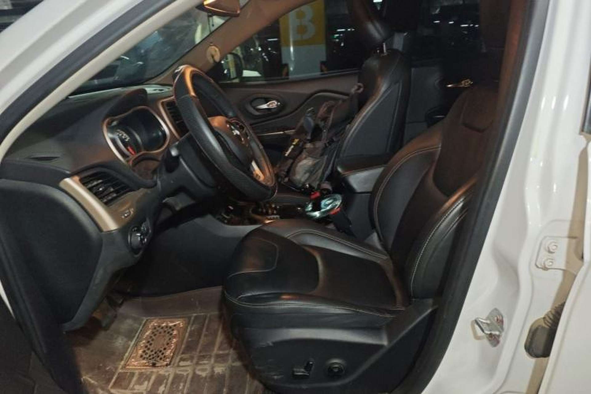 Used Jeep Cherokee 2016 2.0L Superior Edition Left Front Seat