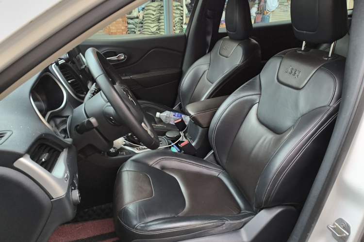 Used Jeep Cherokee 2016 2.4L Superior Edition Left Front Seat