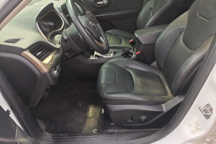 Used Jeep Cherokee 2016 2.0L Superior Edition Left Front Seat