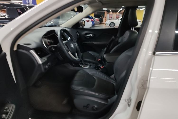 Used Jeep Cherokee 2016 2.4L Leading Smart Version Left Front Seat