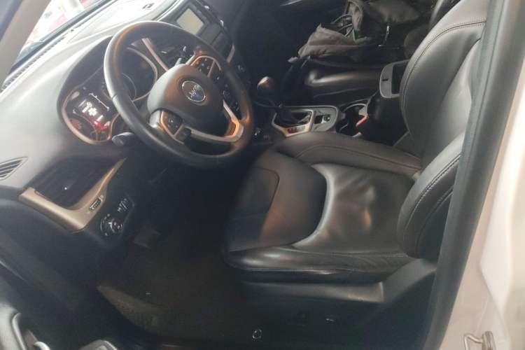 Used Jeep Cherokee 2016 2.4L Professional Edition Left Front Seat