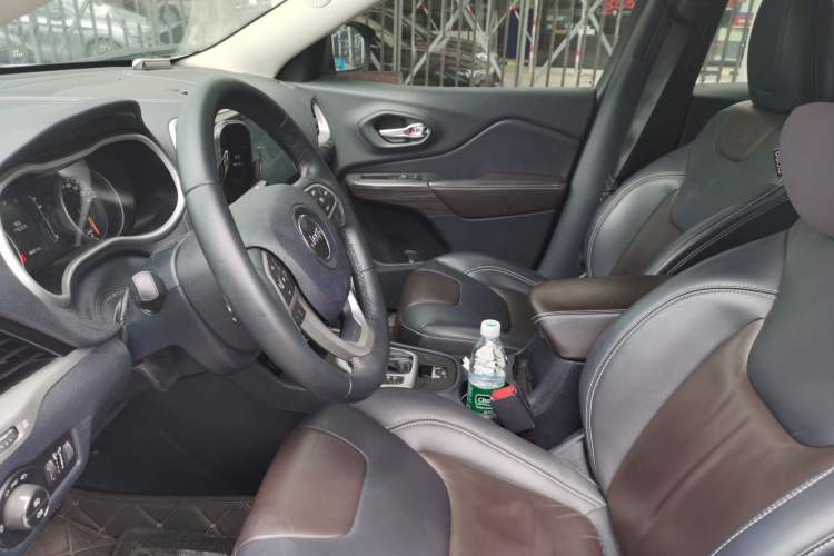 Used Jeep Cherokee 2016 2.4L Professional Edition Left Front Seat