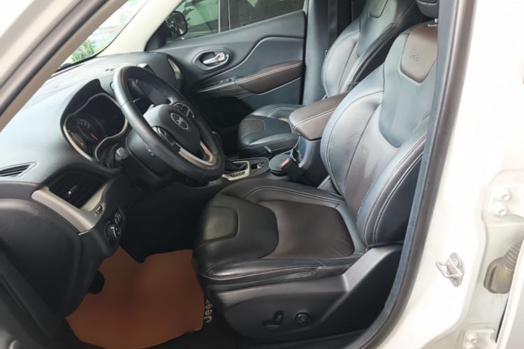 Used Jeep Cherokee 2016 2.4L Professional Edition Left Front Seat