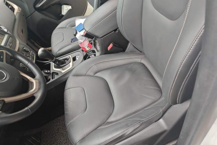Used Jeep Cherokee 2016 2.0L Superior Edition Left Front Seat