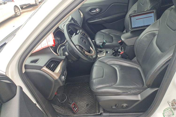 Used Jeep Cherokee 2016 2.0L Superior Edition Left Front Seat