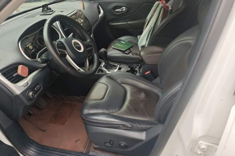 Used Jeep Cherokee 2016 2.4L Leading Smart Version Left Front Seat