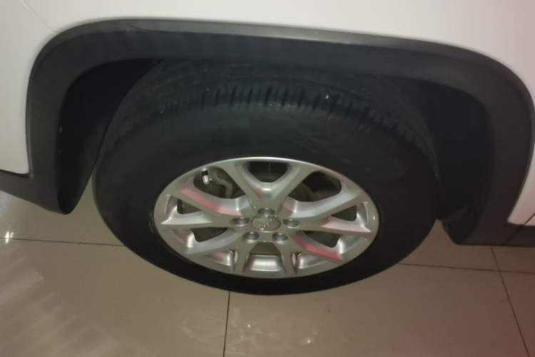 Used Jeep Cherokee 2016 2.4L Professional Edition Left Front Wheel Hub