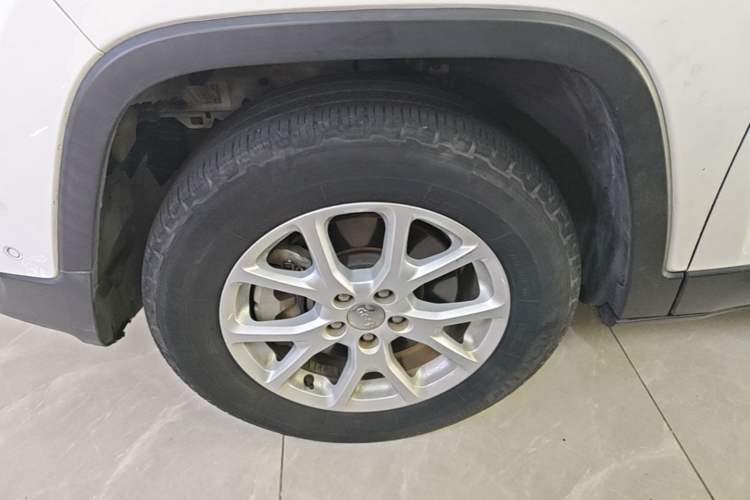 Used Jeep Cherokee 2016 2.4L Professional Smart Version Left Front Wheel Hub