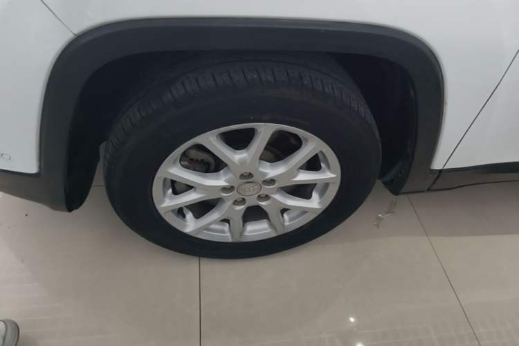 Used Jeep Cherokee 2016 2.0L Superior Edition Left Front Wheel Hub