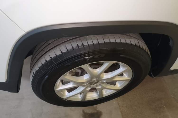 Used Jeep Cherokee 2016 2.4L Professional Edition Left Front Wheel Hub