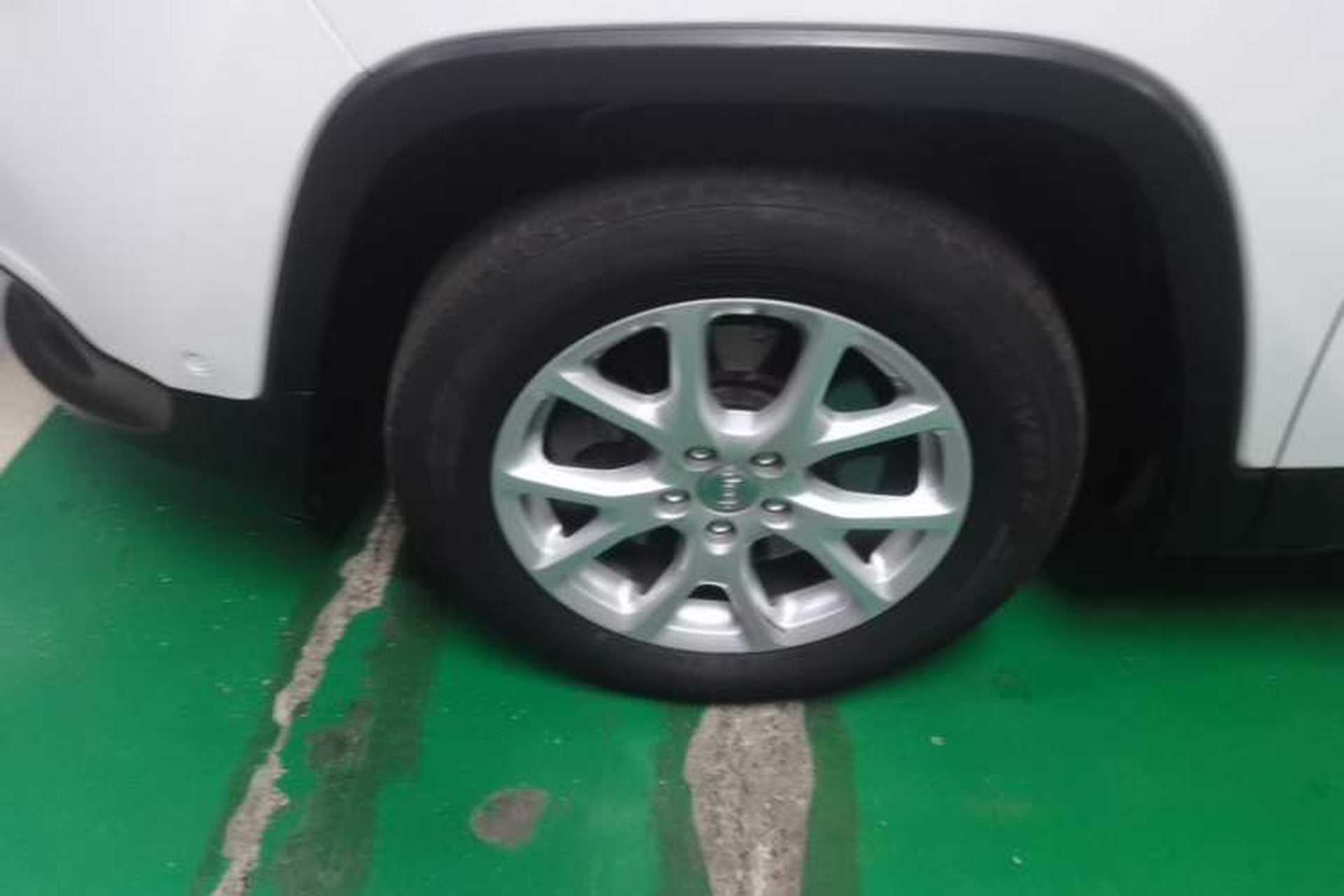 Used Jeep Cherokee 2016 2.0L Superior Edition Left Front Wheel Hub