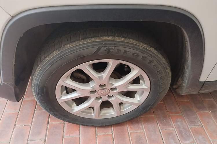 Used Jeep Cherokee 2016 2.0L Superior Edition Left Front Wheel Hub