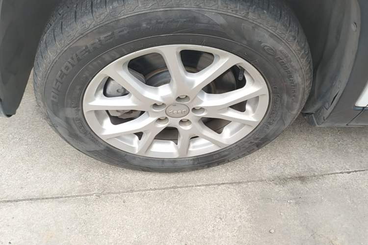 Used Jeep Cherokee 2016 2.0L Superior Edition Left Front Wheel Hub