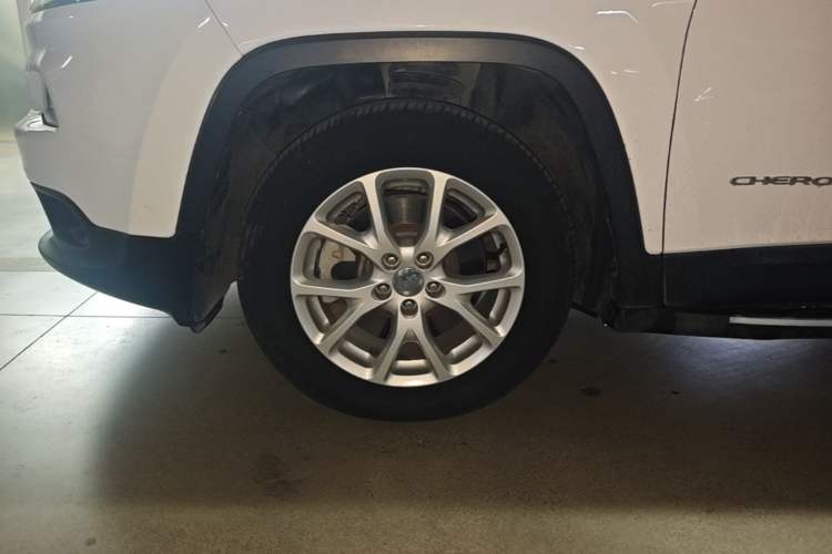 Used Jeep Cherokee 2016 2.0L Superior Edition Left Front Wheel Hub