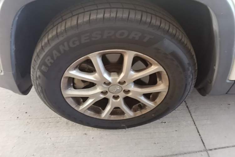 Used Jeep Cherokee 2016 2.4L Professional Edition Left Front Wheel Hub