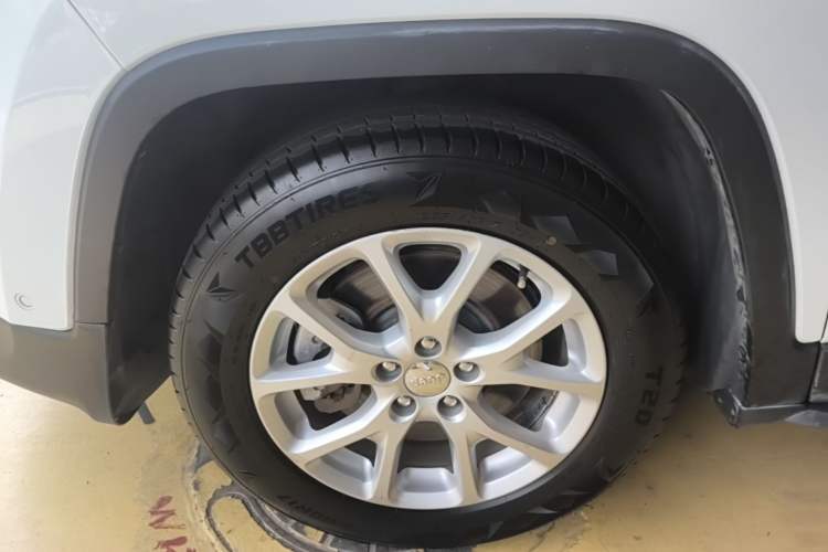 Used Jeep Cherokee 2016 2.0L Leading Edition Left Front Wheel Hub