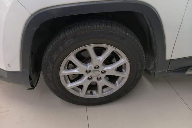 Used Jeep Cherokee 2016 2.0L Superior Edition Left Front Wheel Hub