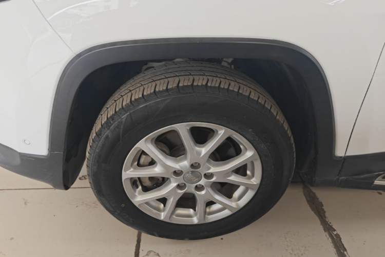 Used Jeep Cherokee 2016 2.4L Professional Edition Left Front Wheel Hub
