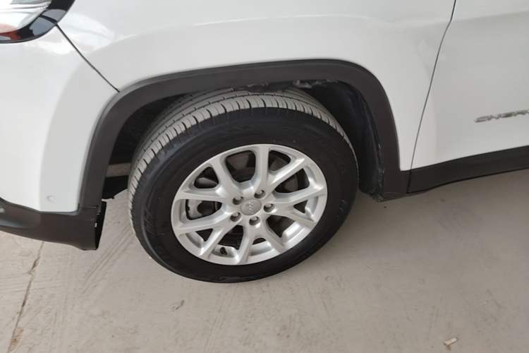 Used Jeep Cherokee 2016 2.0L Superior Edition Left Front Wheel Hub