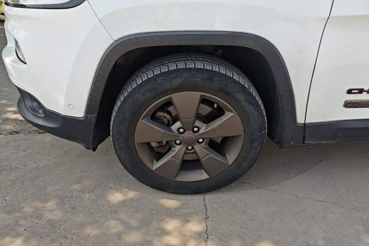 Used Jeep Cherokee 2016 2.4L 75th Anniversary Edition Left Front Wheel Hub