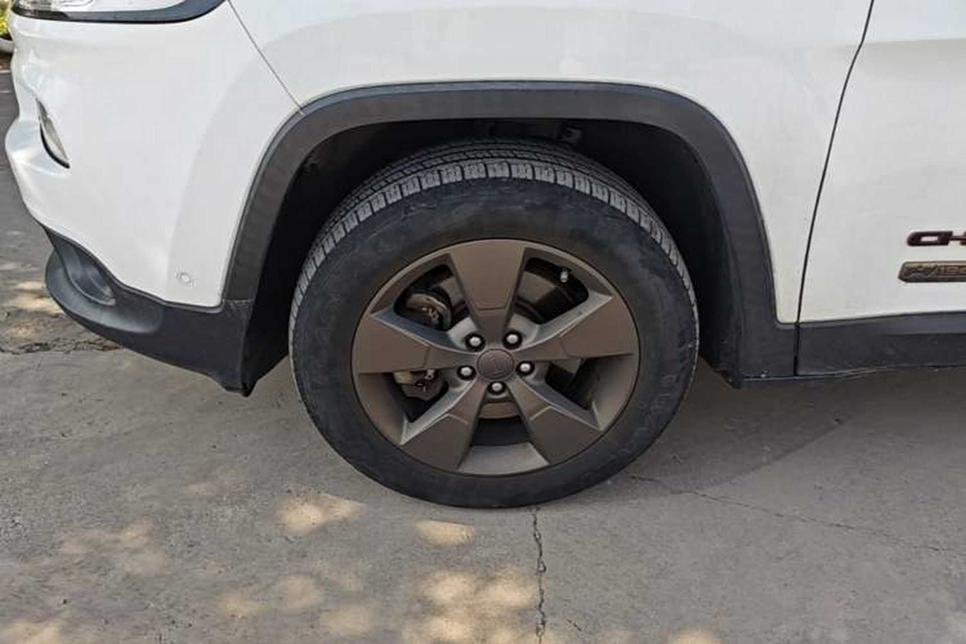 Used Jeep Cherokee 2016 2.4L 75th Anniversary Edition Left Front Wheel Hub