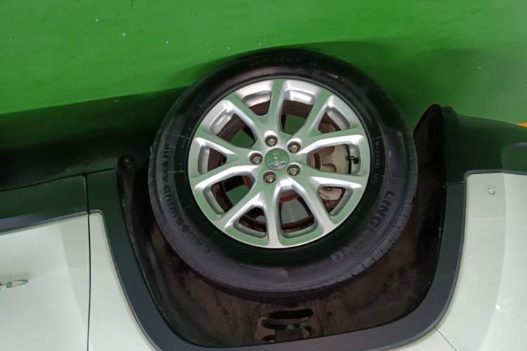 Used Jeep Cherokee 2016 2.4L Professional Edition Left Front Wheel Hub