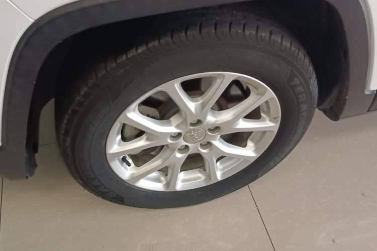 Used Jeep Cherokee 2016 2.0L Superior Edition Left Front Wheel Hub