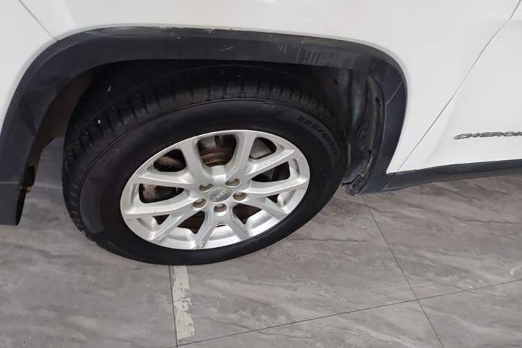 Used Jeep Cherokee 2016 2.0L Superior Edition Left Front Wheel Hub