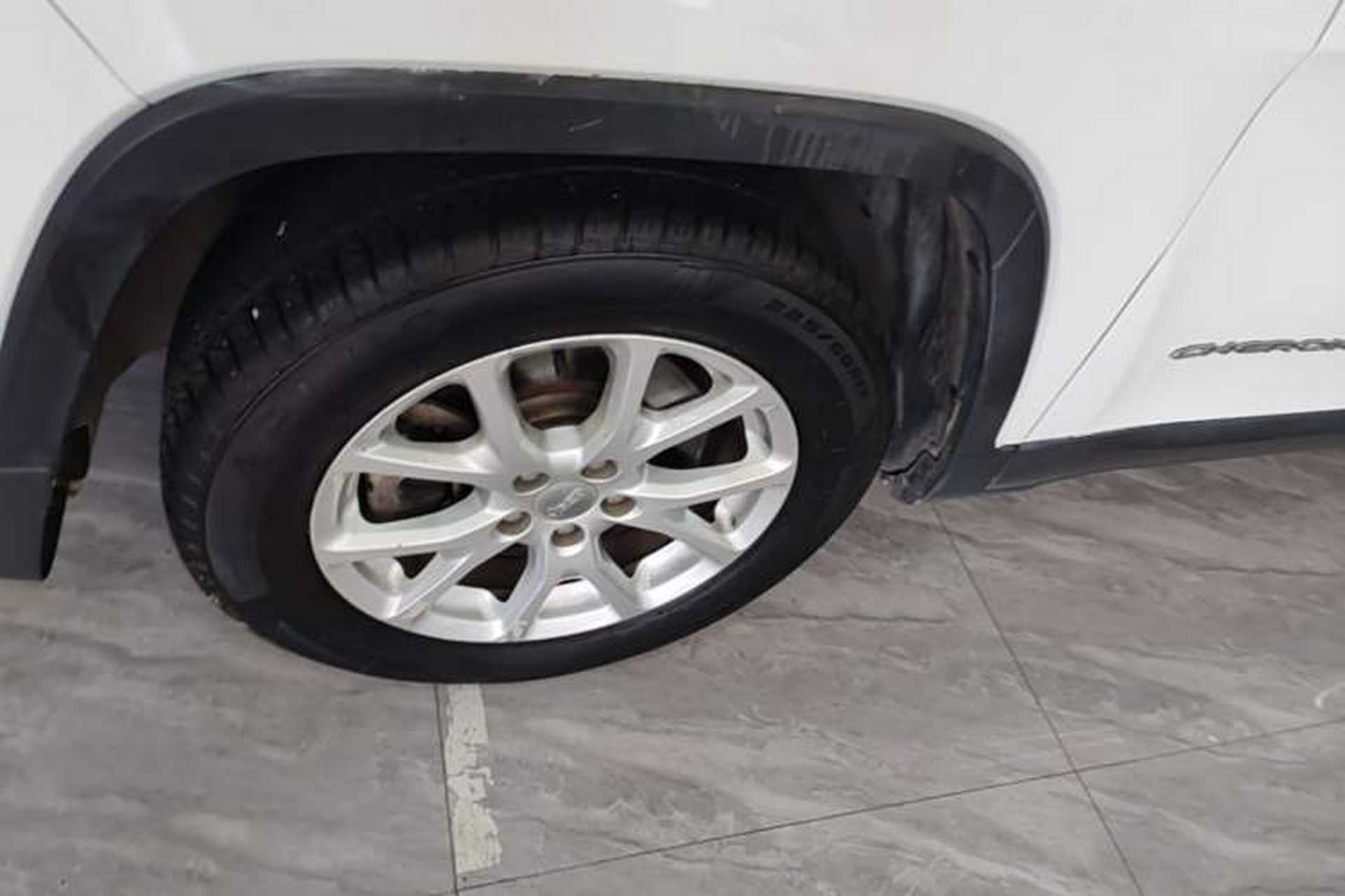 Used Jeep Cherokee 2016 2.0L Superior Edition Left Front Wheel Hub
