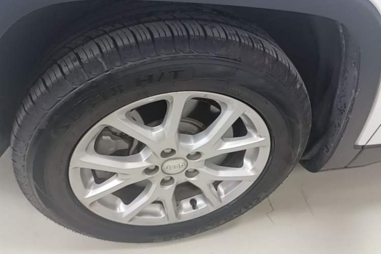 Used Jeep Cherokee 2016 2.0L Superior Edition Left Front Wheel Hub