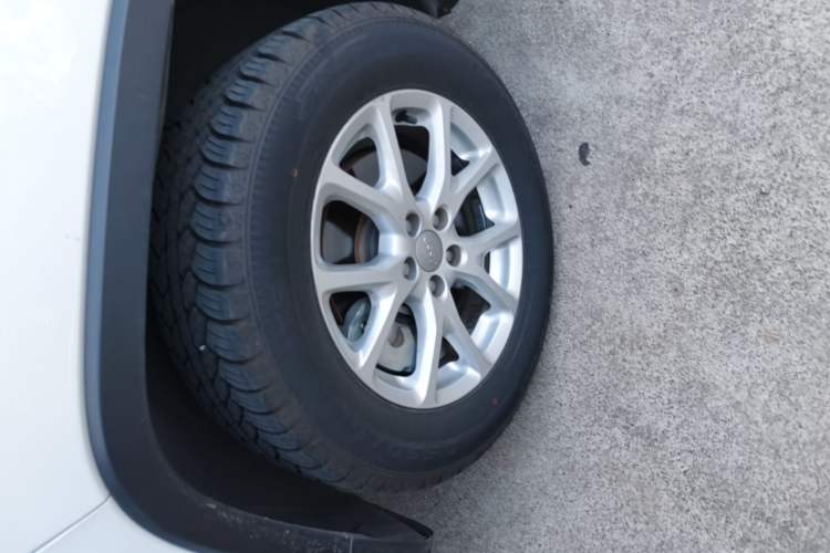 Used Jeep Cherokee 2016 2.4L Professional Smart Version Left Front Wheel Hub