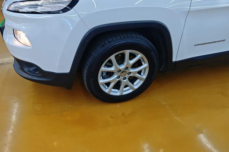 Used Jeep Cherokee 2016 2.4L Leading Edition Left Front Wheel Hub