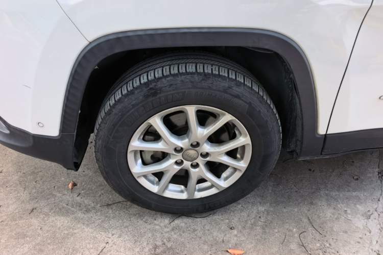 Used Jeep Cherokee 2016 2.4L Professional Edition Left Front Wheel Hub